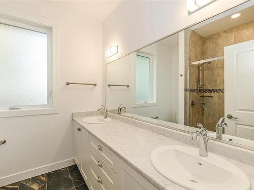 10296 Sparling Pl, Sidney, BC - Indoor Photo Showing Bathroom