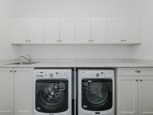 10296 Sparling Pl, Sidney, BC - Indoor Photo Showing Laundry Room