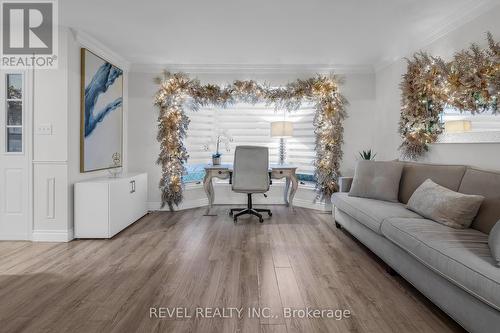 6362 Galaxy Drive, Niagara Falls, ON - Indoor Photo Showing Living Room