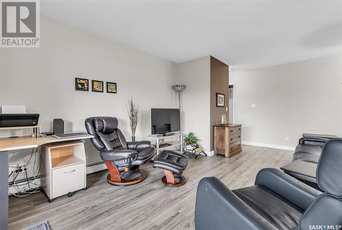 37 4219 Degeer Street, Saskatoon, SK - Indoor Photo Showing Living Room