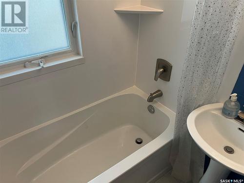 51 Elizabeth Crescent, Regina, SK - Indoor Photo Showing Bathroom