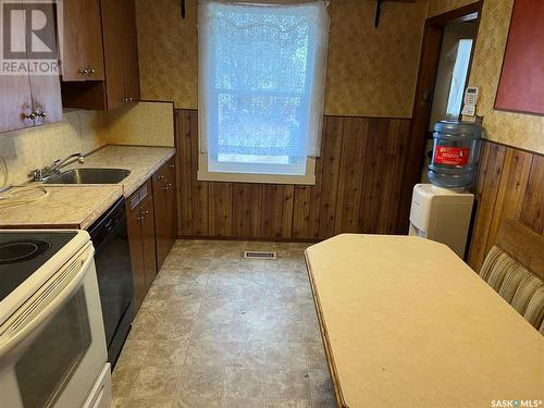 51 Elizabeth Crescent, Regina, SK - Indoor Photo Showing Kitchen