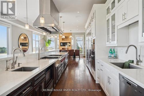 5785 Halls Road N, Whitby, ON - Indoor Photo Showing Kitchen With Upgraded Kitchen