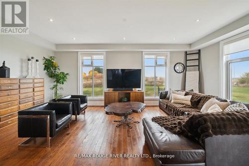 5785 Halls Road N, Whitby, ON - Indoor Photo Showing Living Room