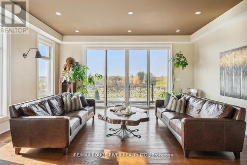 5785 Halls Road N, Whitby, ON - Indoor Photo Showing Living Room