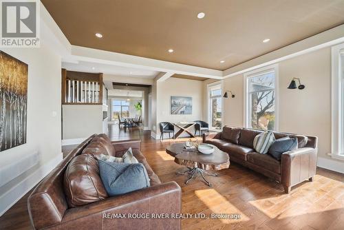 5785 Halls Road N, Whitby, ON - Indoor Photo Showing Living Room