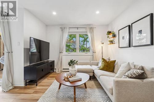 5 - 369 Albany Avenue, Toronto, ON - Indoor Photo Showing Living Room