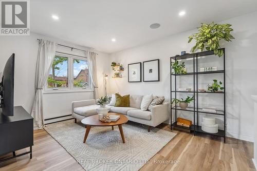 5 - 369 Albany Avenue, Toronto, ON - Indoor Photo Showing Living Room