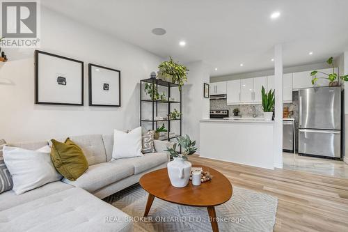 5 - 369 Albany Avenue, Toronto, ON - Indoor Photo Showing Living Room