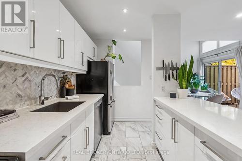 5 - 369 Albany Avenue, Toronto, ON - Indoor Photo Showing Kitchen