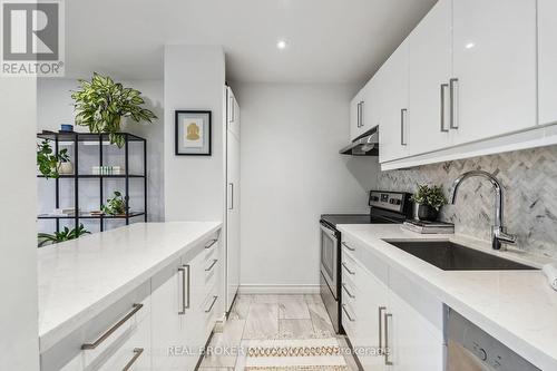 5 - 369 Albany Avenue, Toronto, ON - Indoor Photo Showing Kitchen