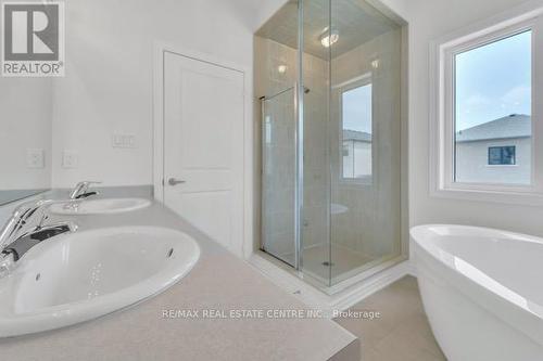 1304 Klondike Drive, Oshawa, ON - Indoor Photo Showing Bathroom