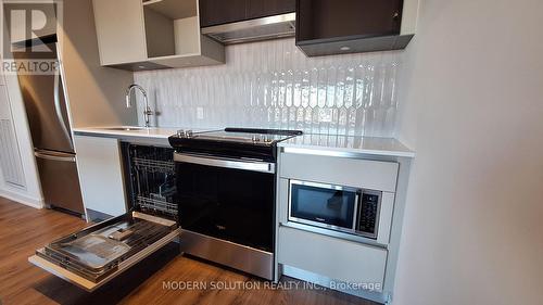 501 - 395 Dundas Street W, Oakville, ON - Indoor Photo Showing Kitchen