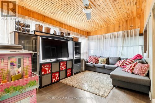 24 Masseygrove Crescent, Toronto, ON - Indoor Photo Showing Living Room