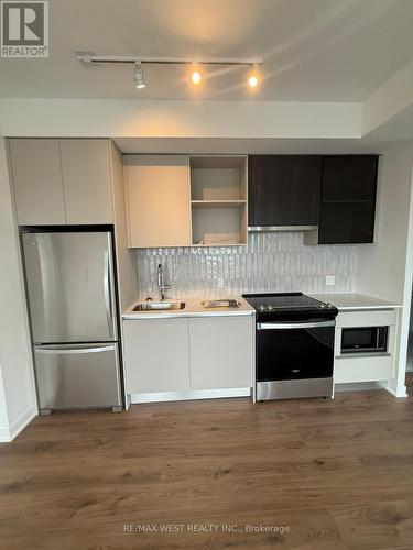 607 - 395 Dundas Street, Oakville, ON - Indoor Photo Showing Kitchen