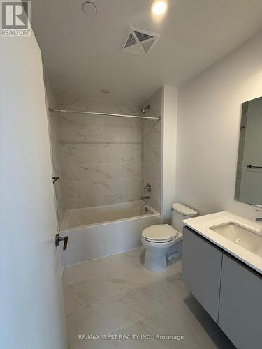 607 - 395 Dundas Street, Oakville, ON - Indoor Photo Showing Bathroom