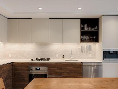 103-363 Tyee Rd, Victoria, BC - Indoor Photo Showing Kitchen