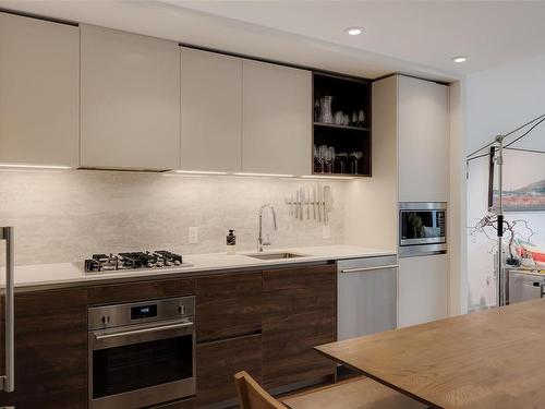 103-363 Tyee Rd, Victoria, BC - Indoor Photo Showing Kitchen