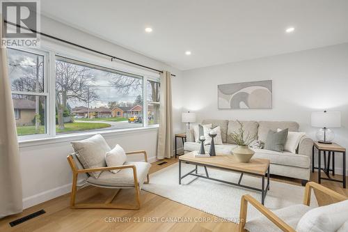 165 Fairhaven Circle, London, ON - Indoor Photo Showing Living Room