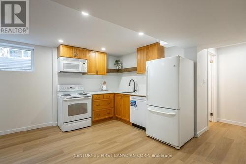 165 Fairhaven Circle, London, ON - Indoor Photo Showing Kitchen