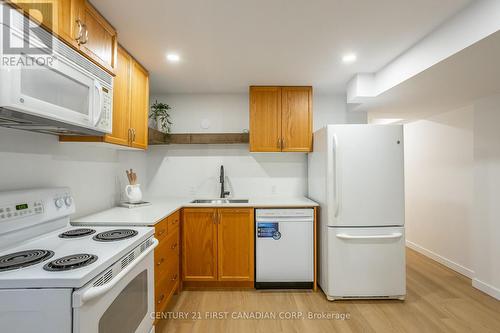 165 Fairhaven Circle, London, ON - Indoor Photo Showing Kitchen With Double Sink