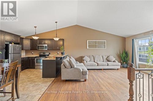 3934 Farr Avenue, Fort Erie, ON - Indoor Photo Showing Kitchen