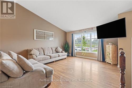 3934 Farr Avenue, Fort Erie, ON - Indoor Photo Showing Living Room