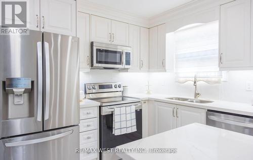 86 Blossom Crescent, Toronto, ON - Indoor Photo Showing Kitchen With Double Sink With Upgraded Kitchen