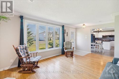 947 Lacroix Road, Clarence-Rockland, ON - Indoor Photo Showing Living Room