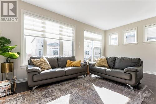 318 Cosanti Drive, Stittsville, ON - Indoor Photo Showing Living Room