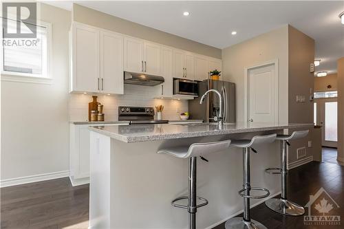 318 Cosanti Drive, Stittsville, ON - Indoor Photo Showing Kitchen With Upgraded Kitchen