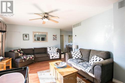 2340 11 S, Oro-Medonte, ON - Indoor Photo Showing Living Room