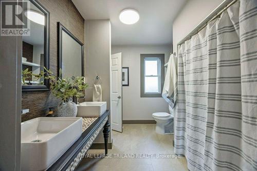 144 Baseline Road W, London, ON - Indoor Photo Showing Bathroom