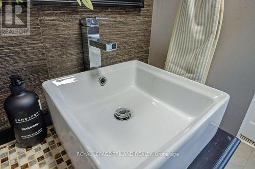 144 Baseline Road W, London, ON - Indoor Photo Showing Bathroom