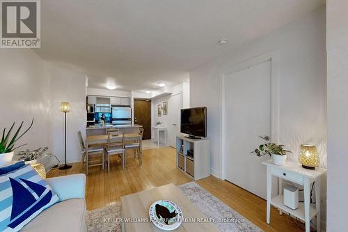 611 - 18 Harrison Garden Boulevard, Toronto, ON - Indoor Photo Showing Living Room