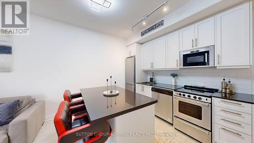 1209 - 10 Gatineau Drive, Vaughan, ON - Indoor Photo Showing Kitchen