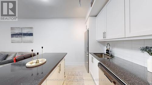 1209 - 10 Gatineau Drive, Vaughan, ON - Indoor Photo Showing Kitchen