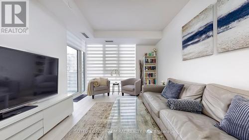 1209 - 10 Gatineau Drive, Vaughan, ON - Indoor Photo Showing Living Room