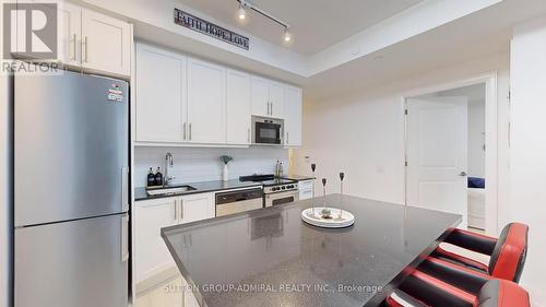 1209 - 10 Gatineau Drive, Vaughan, ON - Indoor Photo Showing Kitchen