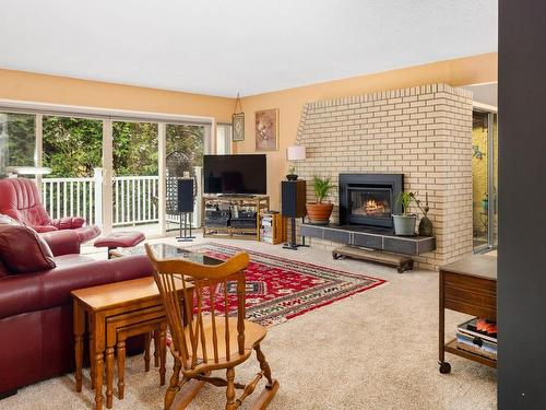 31-5951 Lakes Rd, Duncan, BC - Indoor Photo Showing Living Room With Fireplace