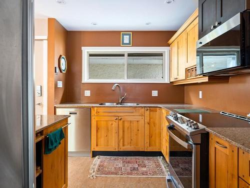 31-5951 Lakes Rd, Duncan, BC - Indoor Photo Showing Kitchen With Double Sink