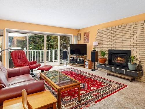 31-5951 Lakes Rd, Duncan, BC - Indoor Photo Showing Living Room With Fireplace