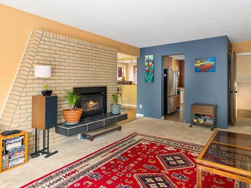 31-5951 Lakes Rd, Duncan, BC - Indoor With Fireplace