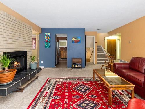 31-5951 Lakes Rd, Duncan, BC - Indoor Photo Showing Living Room With Fireplace