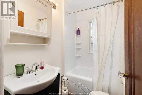 891 Louis, Windsor, ON - Indoor Photo Showing Bathroom