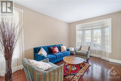 119 Whitestone Drive, Ottawa, ON - Indoor Photo Showing Living Room