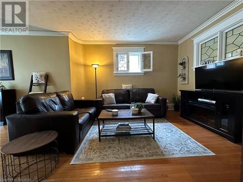 295 9Th Street, Hanover, ON - Indoor Photo Showing Living Room