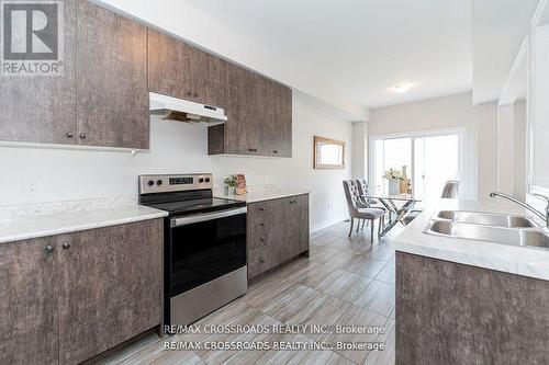 48 Blackwell Crescent, Bradford West Gwillimbury, ON - Indoor Photo Showing Kitchen With Double Sink