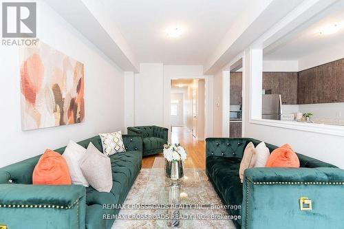 48 Blackwell Crescent, Bradford West Gwillimbury, ON - Indoor Photo Showing Living Room