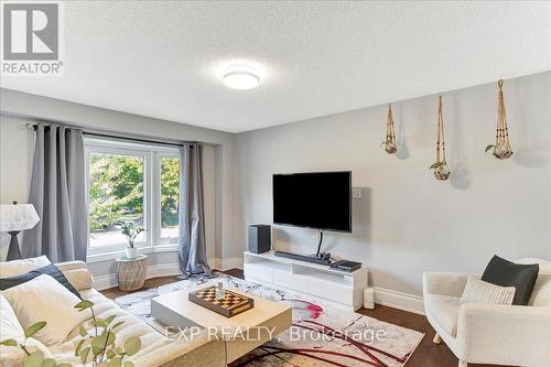 795 Rose Lane, Innisfil, ON - Indoor Photo Showing Living Room